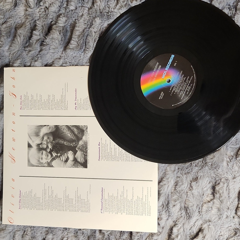 Olivia Newton-John 'Don't Stop Believin' Vinyl Record - Picture 3 of 4